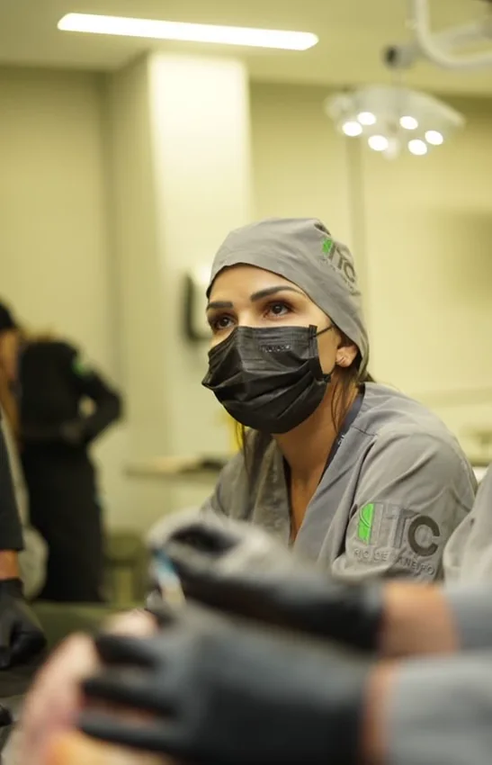 Dra. Mariana Merhy em atividade de formação profissional