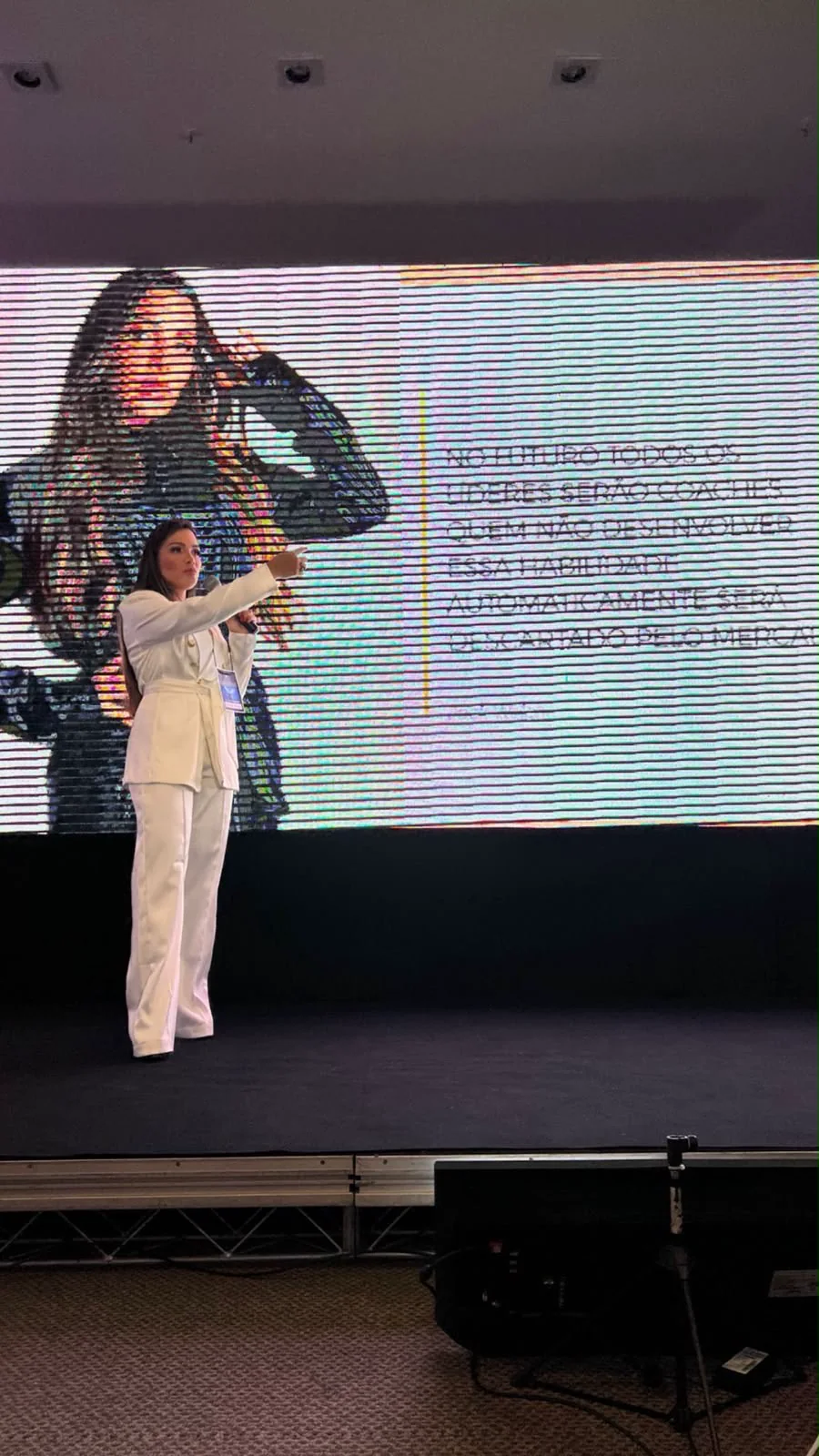 Dra. Mariana Merhy palestrando em evento profissional